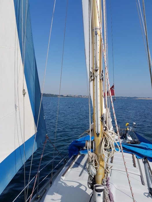 Abijak under sail